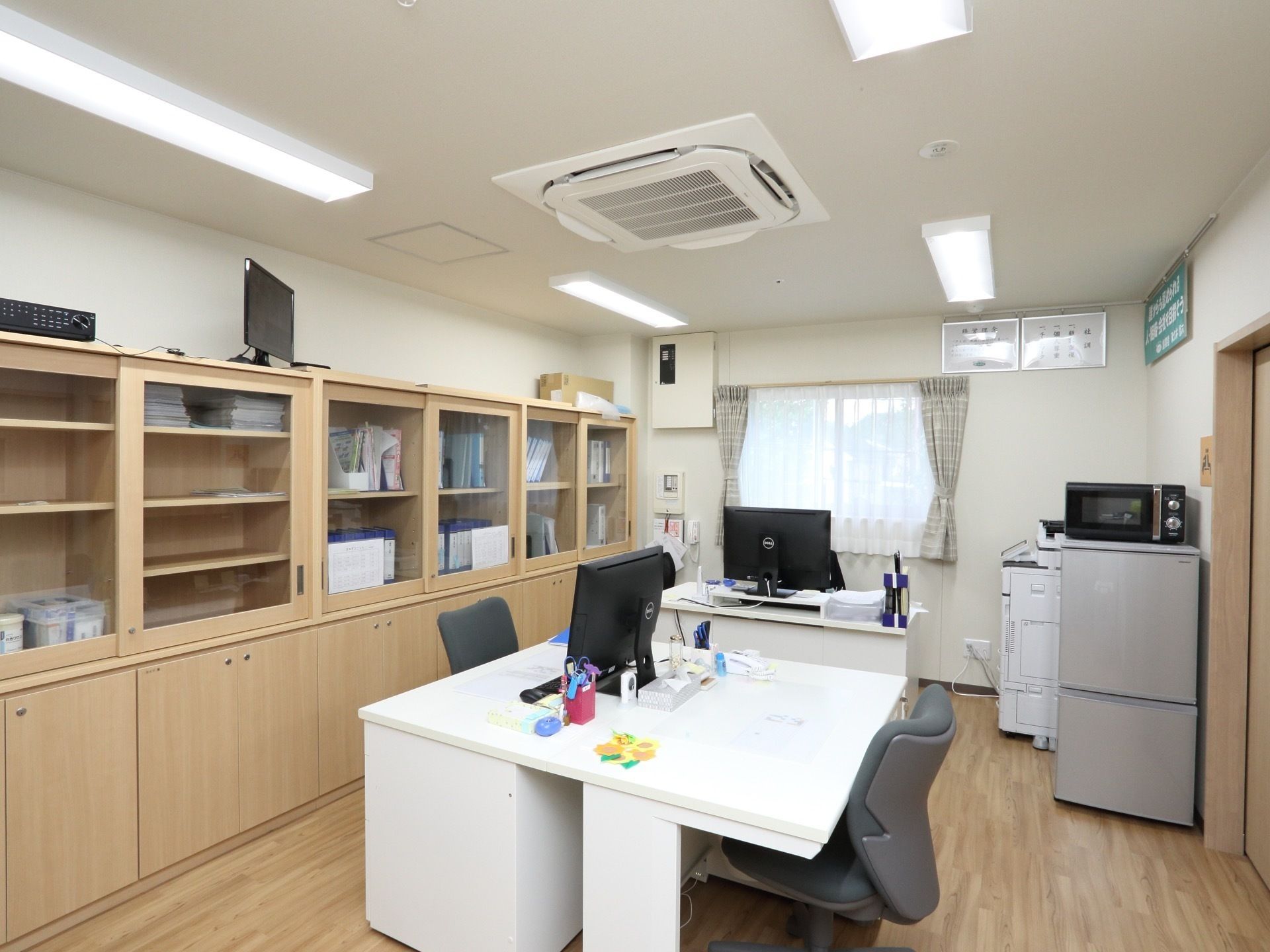 建物内で仕事をしているスタッフ。誰かに目線を合わせ、会話しようとしている。