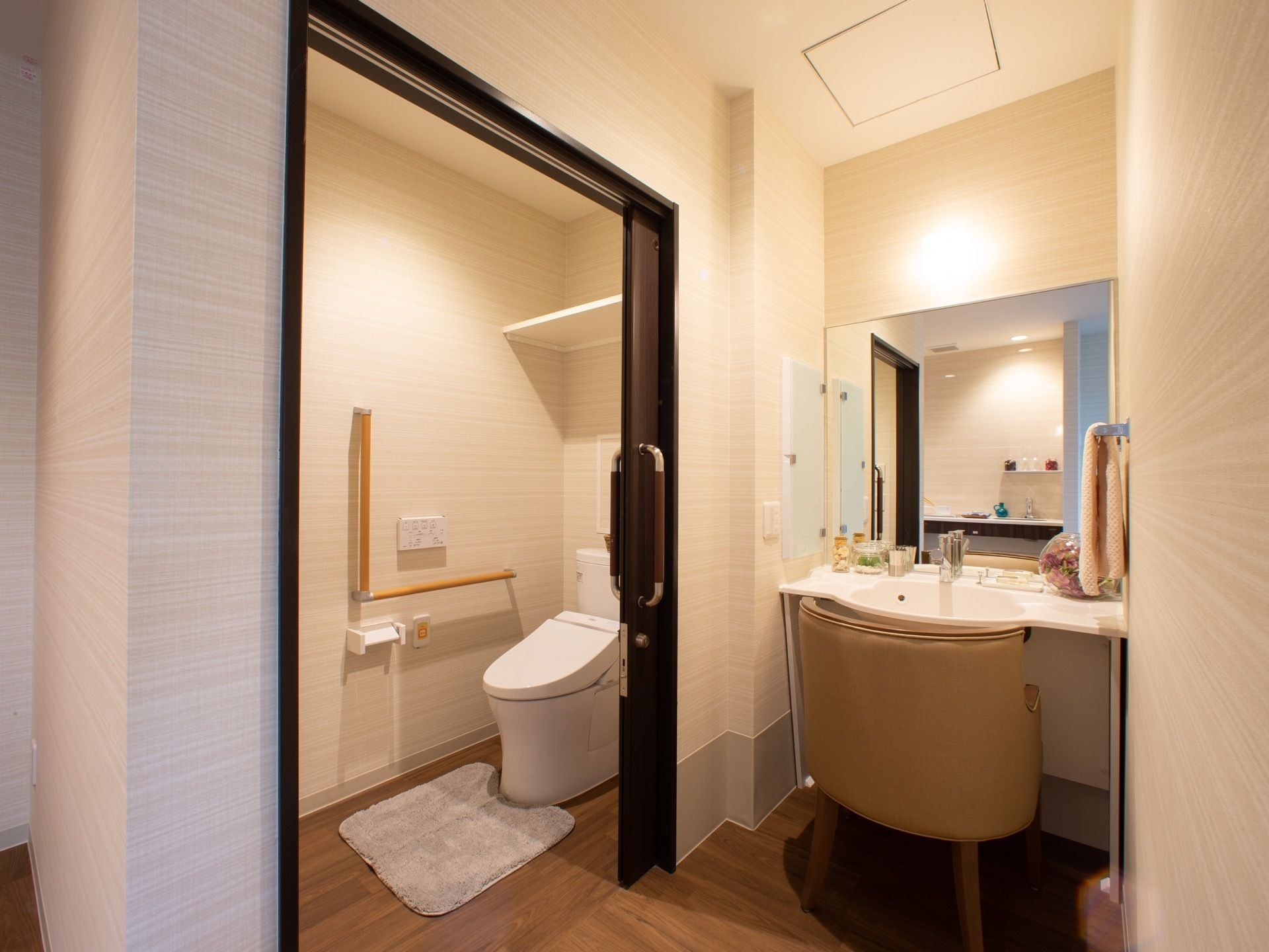 それぞれ独立し隣り合って配置された、居室内のトイレと洗面所