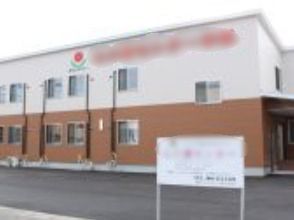ツートンカラーが印象的な建物の写真。心介護センターの建物が写っている