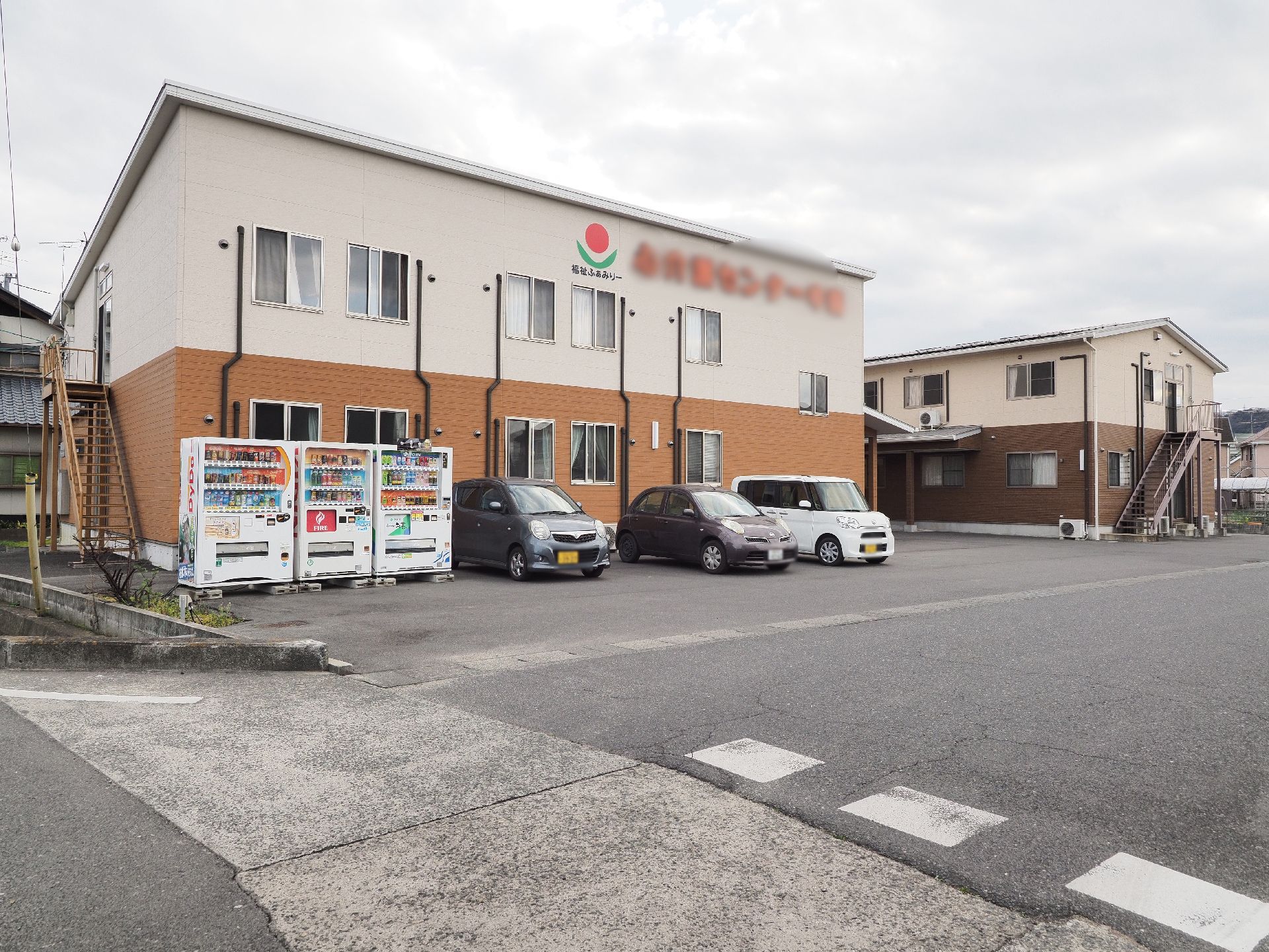 敷地が広く、多くの車を停めることができる駐車場完備の施設