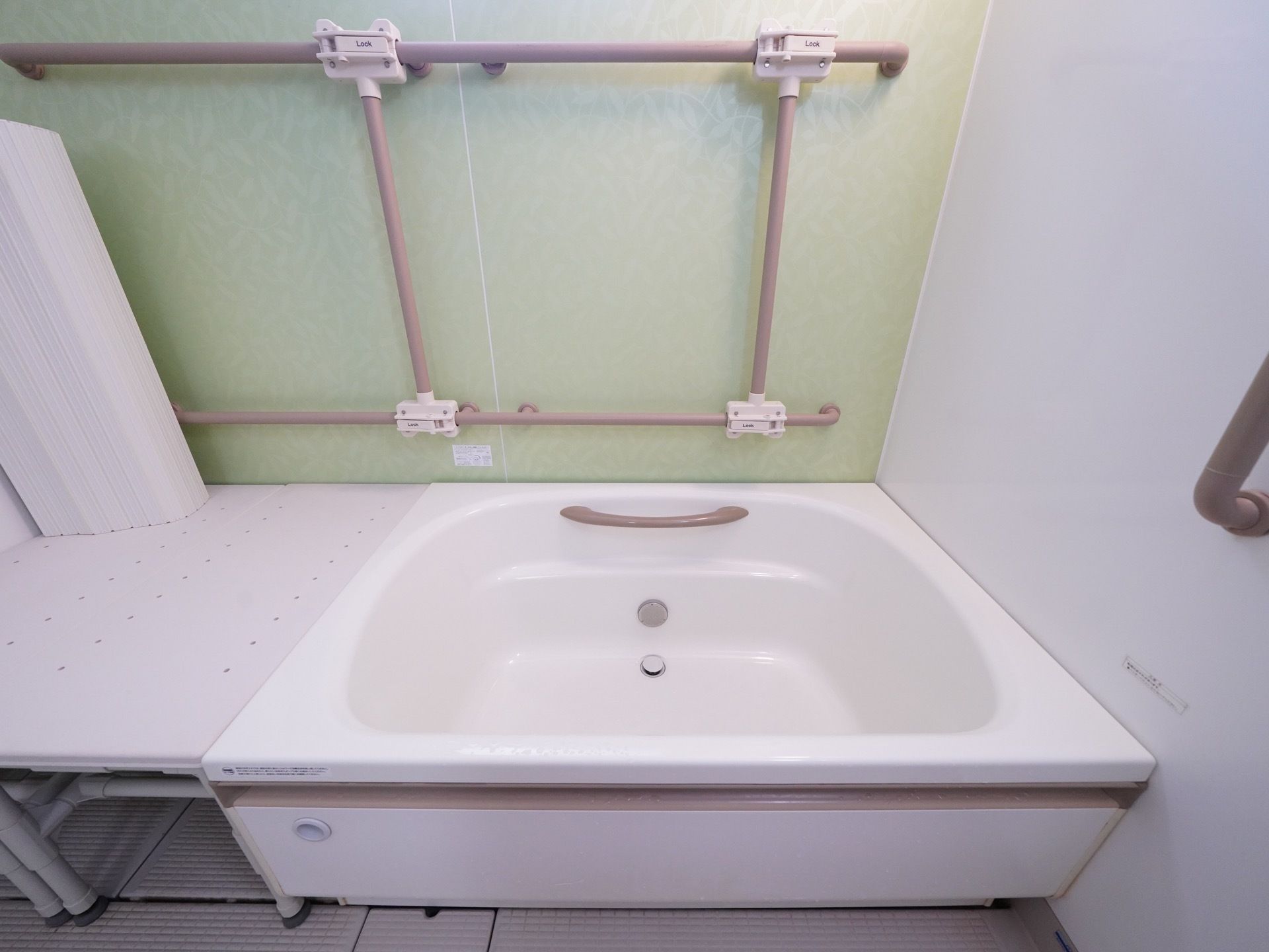 建物内で仕事をしているスタッフ。誰かに目線を合わせ、会話しようとしている。