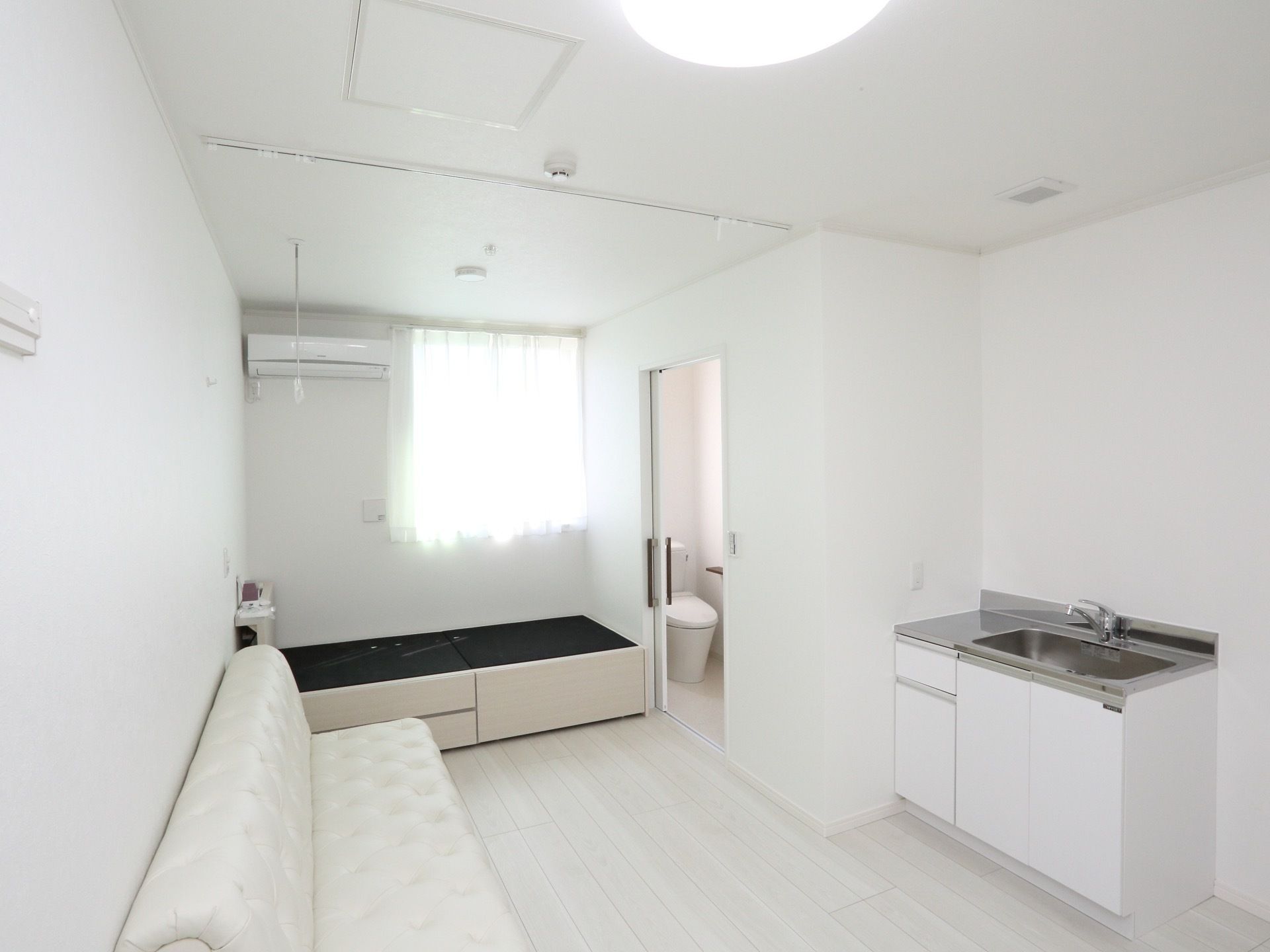 天井にはカーテンレールがある。お好みのカーテンを使用でき、就寝などの際には閉めて空間を仕切ることができる。
