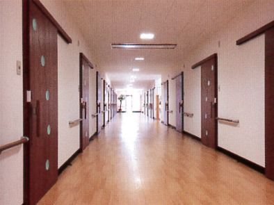 幅の広い廊下は車いすを利用している入居者にもやさしい造り。手すりが全域に設置されている。