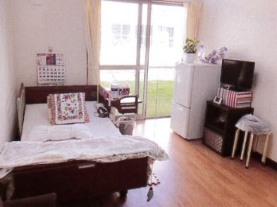 居室は日当たりがよく明るい雰囲気。入居者はそれぞれの愛用品を持ち込み、住みやすい部屋となっている。