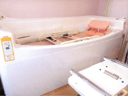 寝たきりの状態でも利用できる臥位浴対応型浴槽。介護用の設備の写真