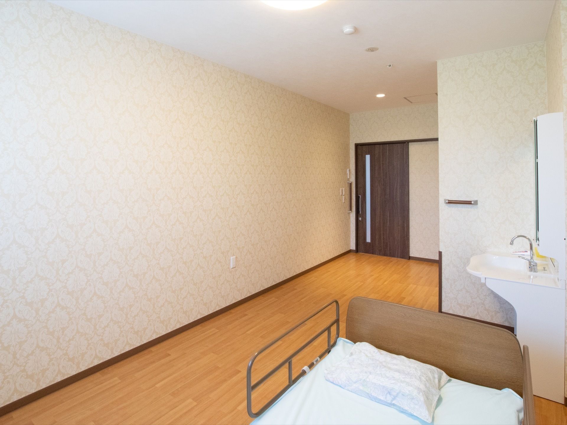 一人でくつろぐ男性の様子。ソファに座ってのんびりしているのが分かる