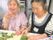 2人の高齢者が料理をしている様子。
