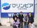 松島水族館の前でくつろぐ高齢者とスタッフ。お出かけの写真