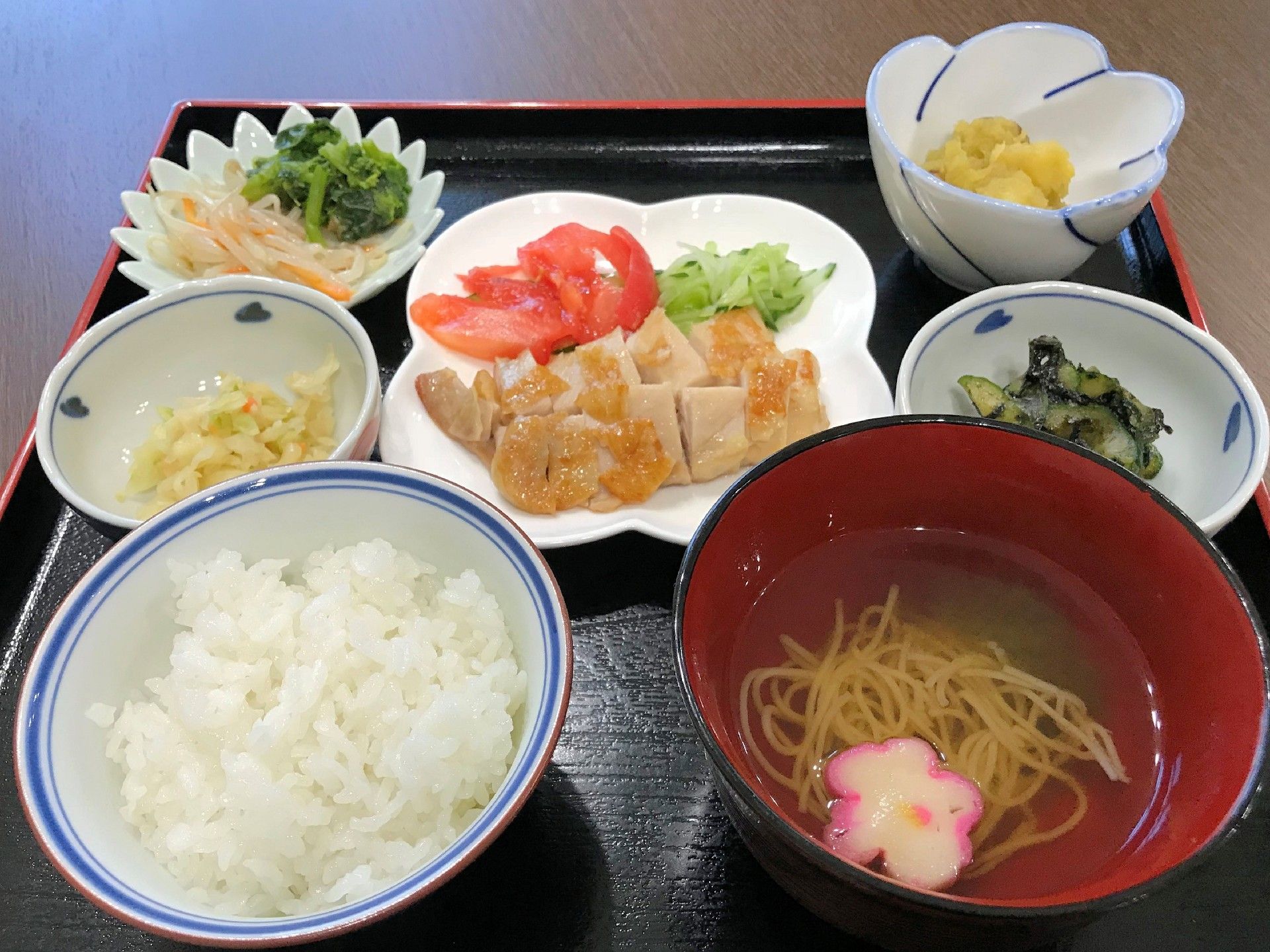 チキンをメインとした定食スタイルの食事。野菜を使用した小鉢の数が多く、彩りも華やか。