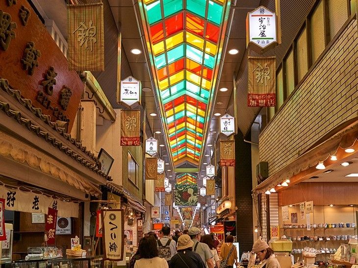アーケードのついた商店街にはさまざま専門店が並び、人々でにぎわっている。