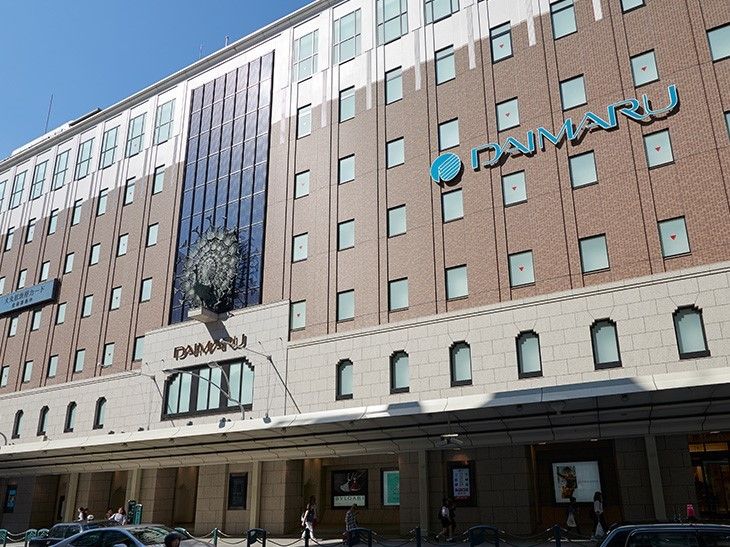 大丸京都店を正面斜め左前から見た風景。「ＤＡＩＭＡＲＵ」とグリーンで書かれた文字に高級感がある。