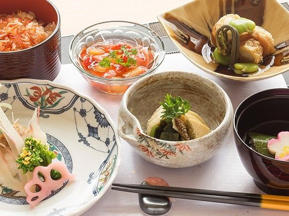 野菜をたっぷりと使った料理の数々。端には箸置きが添えられ、彩り鮮やかで食欲をそそる。