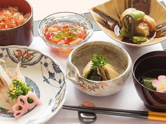 きれいに盛り付けられた食事。彩りだけでなく、野菜の切り方や盛り付け方にも工夫し食欲をそそる見た目となっている