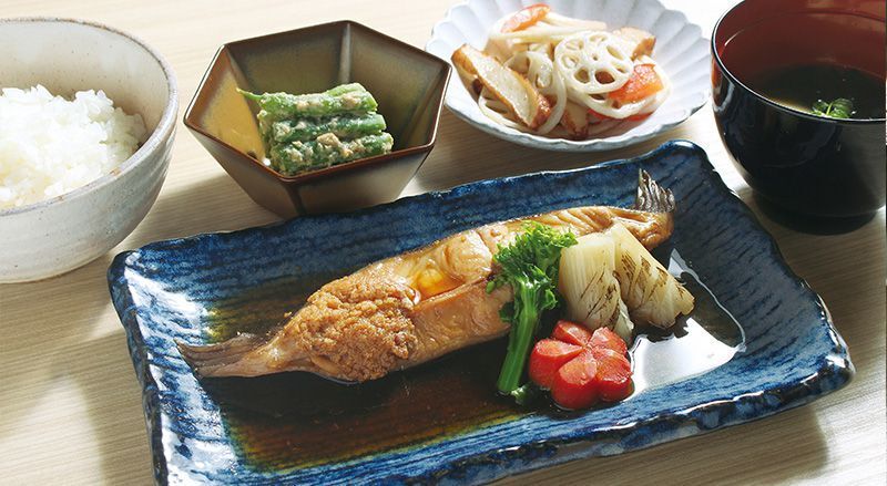 ネギを添えた魚の煮つけといんげんの和え物や吸い物のセット