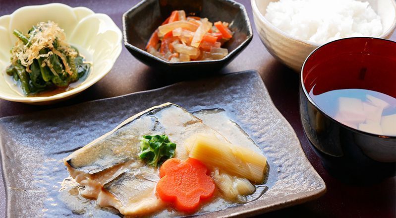 魚の煮つけとほうれん草のおひたし、ごはんと味噌汁がセットになった和食