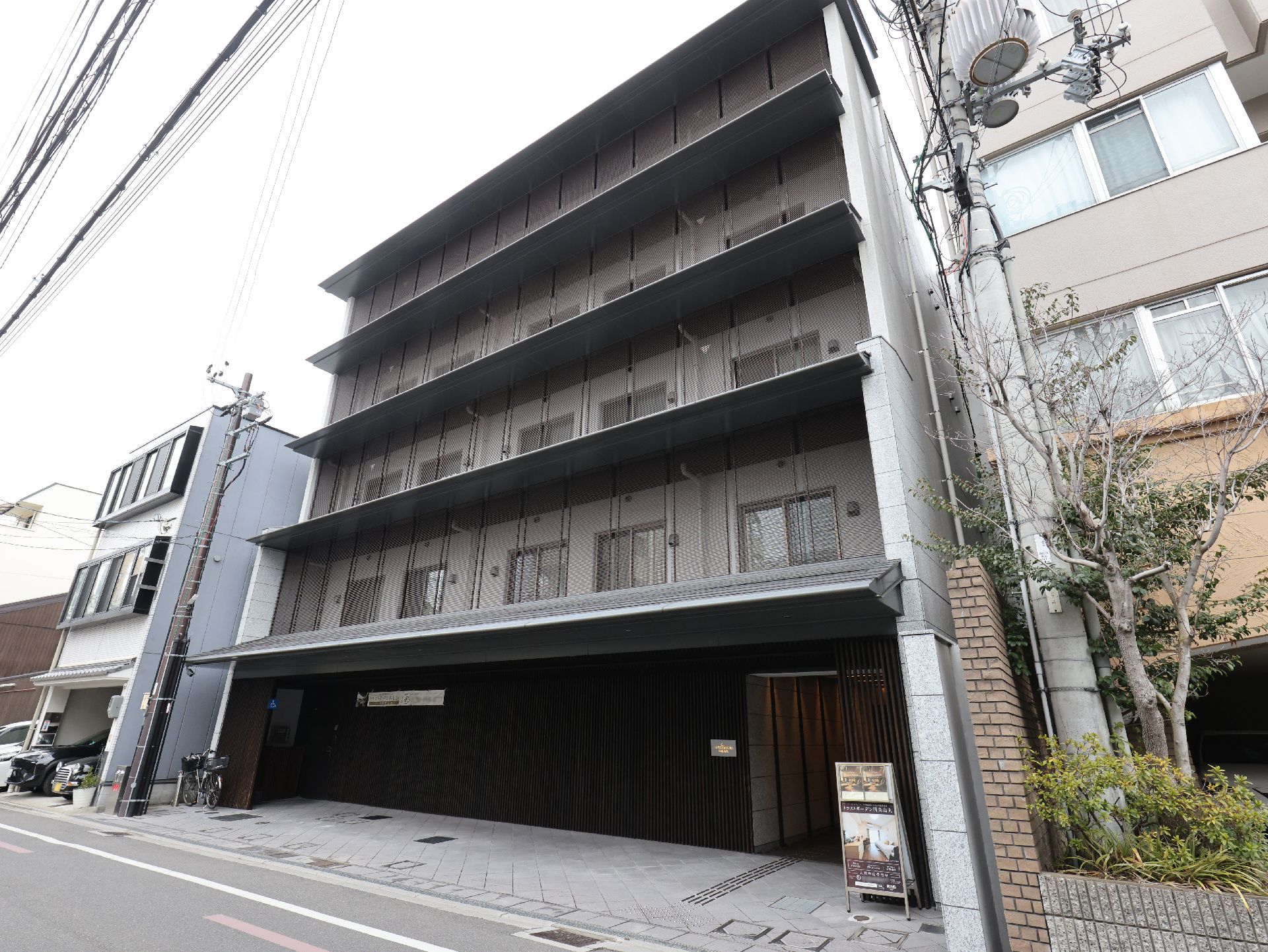 駐車場とスロープが設置してある介護施設の外観