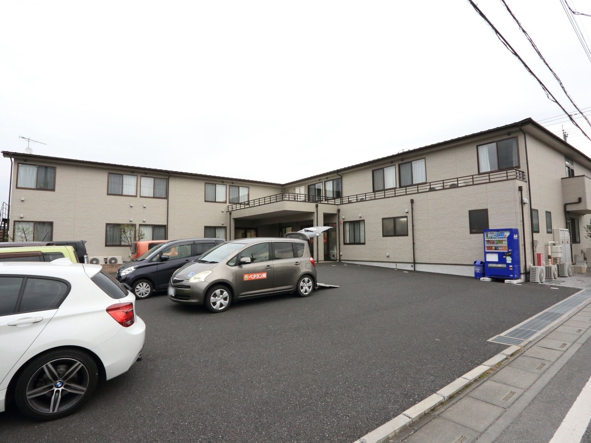 建物は住宅街の角地に位置しているので、周辺に日を遮るような高い建物もないので日当たりは良好。広い敷地に余裕をもって建てられている。