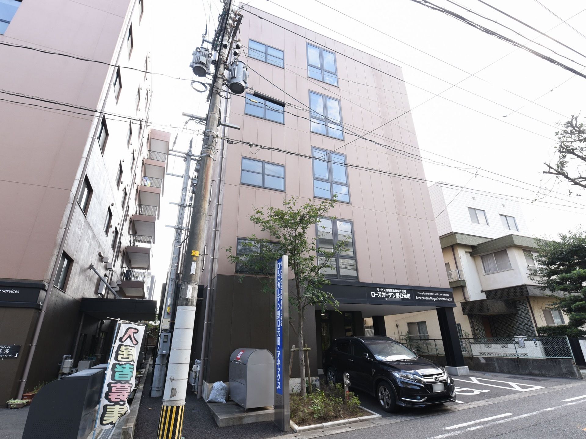 ５階建てのシティホテルを思わせるような建物である。エントランスの前に車椅子専用の駐車場が完備されている。
