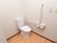白が基調の清掃の行き届いた明るいトイレである。手すりや非常呼び出しブザー、ペーパーホルダーが２個完備されている。