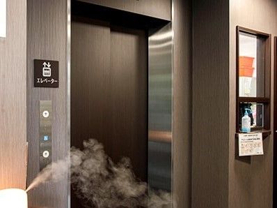 エレベーターの横には消毒液やアロマディフューザーが置かれている。