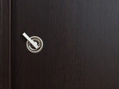 ダークブラウンのドアのドアノブ部分のアップ。