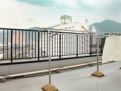 周辺の景色を堪能できる屋上には黒い柵を設置。洗濯物干し場もある。