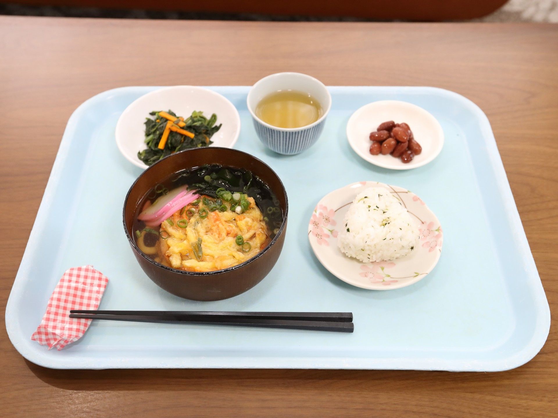 お盆に置かれた食事