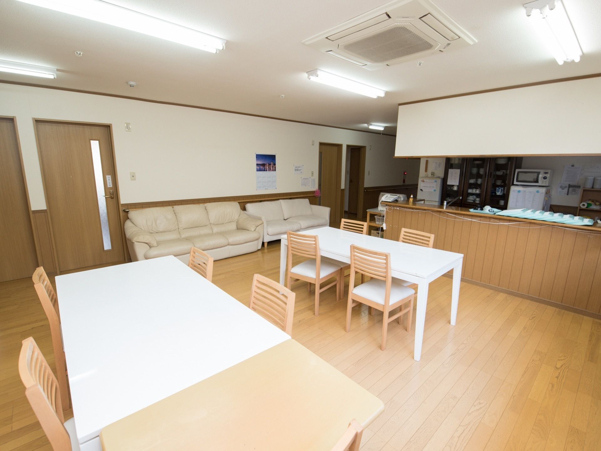 天井に埋め込み式のエアコンが設置されている広い食堂である。ソファもあるので、ゆったりとくつろぐことができる。