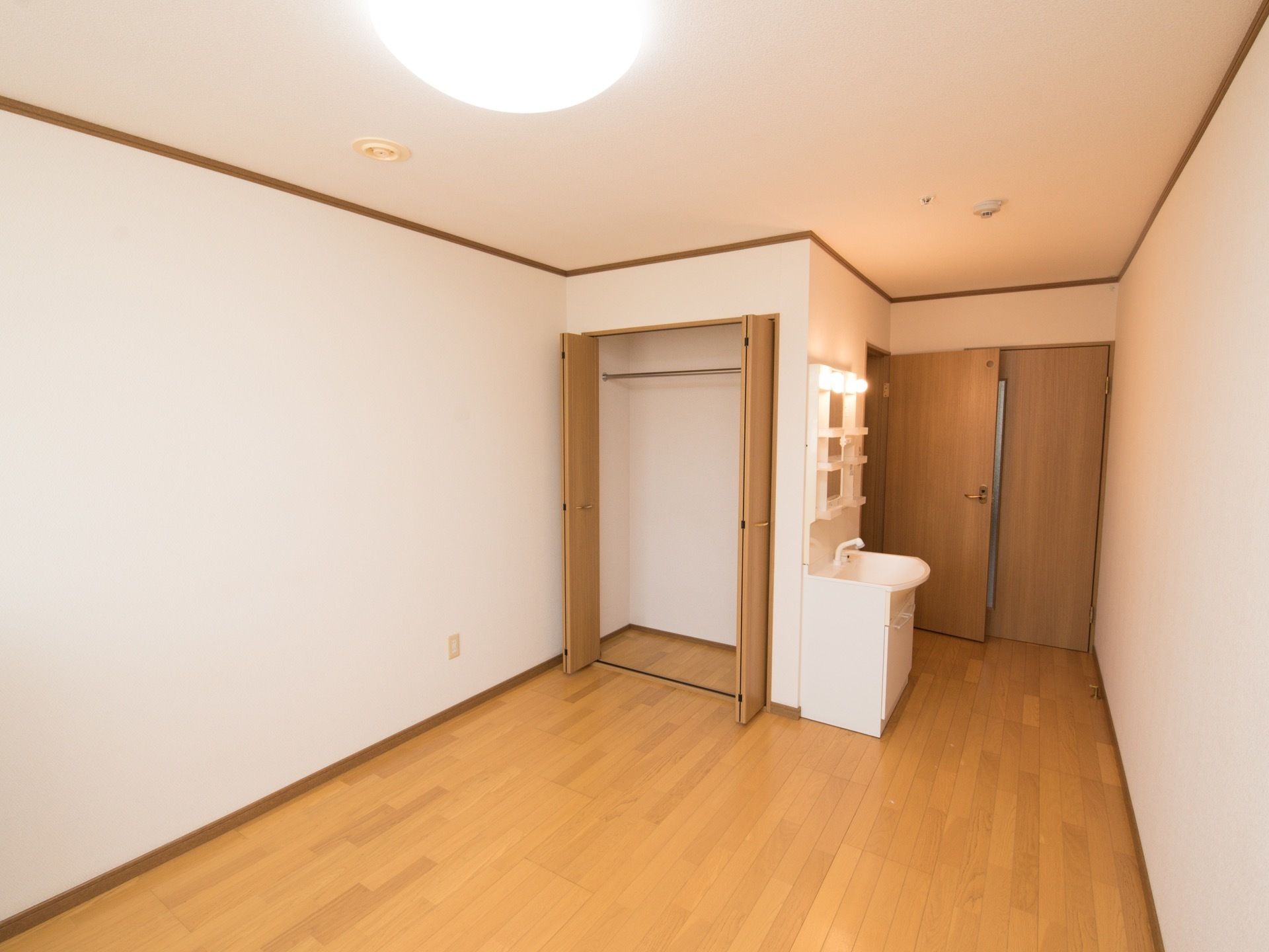 居室にはポール付きのクローゼットが設置されている。折り畳み式の扉になっており、開け閉めが簡単にできる構造である。
