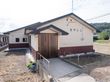 平屋建ての施設の外壁には施設名がブラウンの文字で書かれている。周りには木々などの自然が多くあり、静かな環境である。