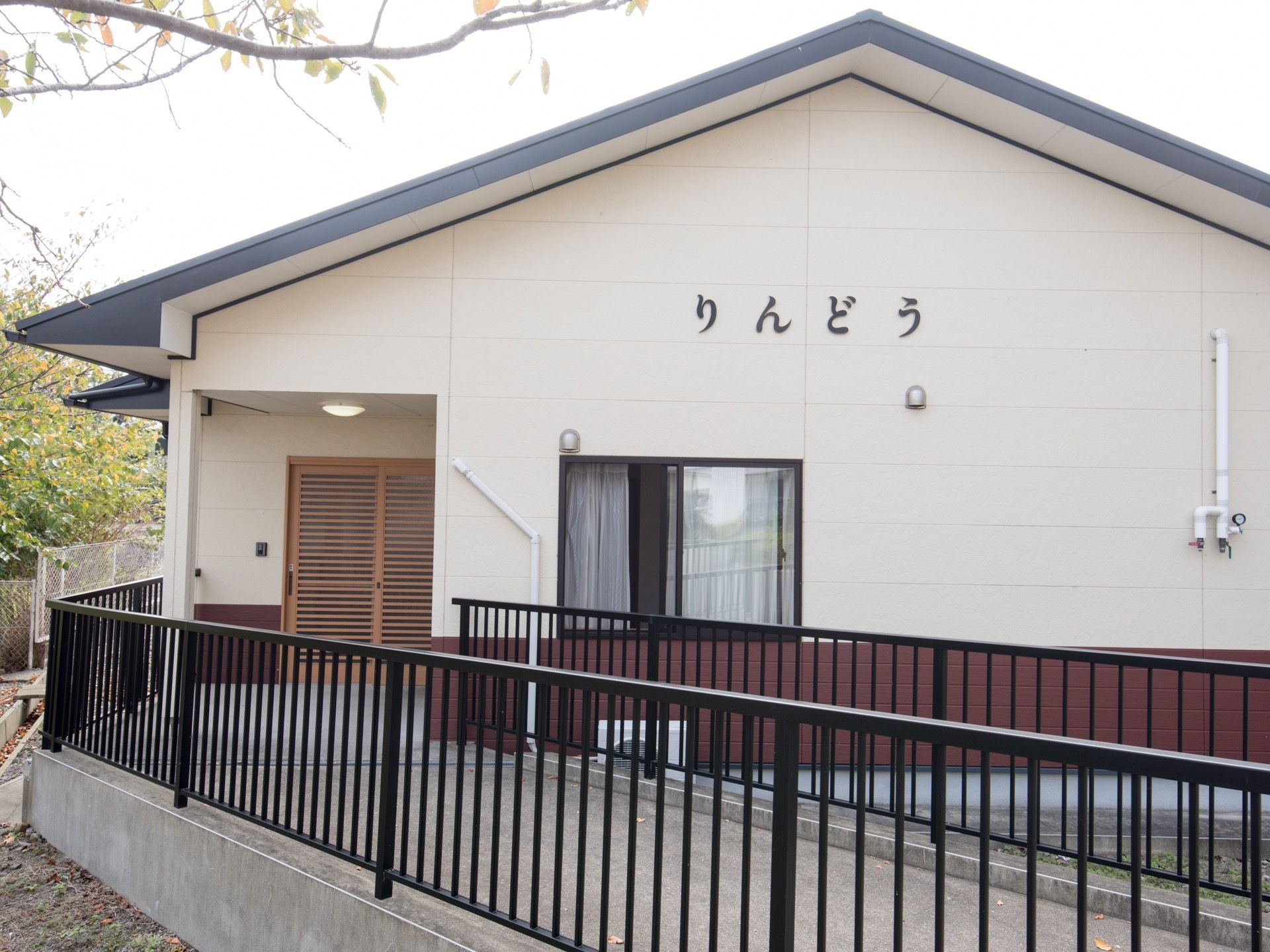 建物本体は木造の平屋建てとなっており、正面に施設名のひらがな四文字が取りつけてある。玄関は道路からやや奥まったところにある。