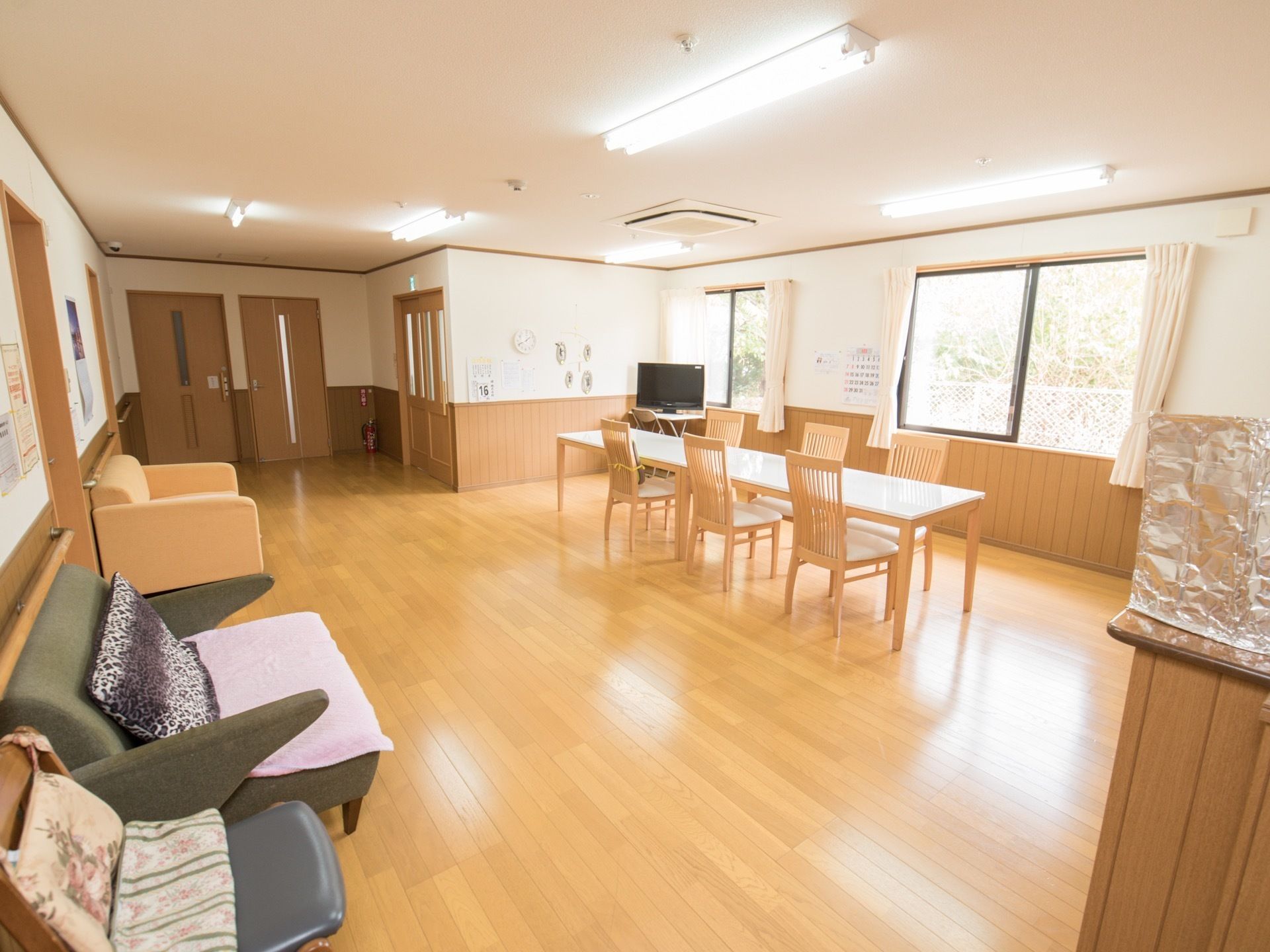 館内は木材をふんだんに使ったデザインになっている。リビングの隅には各座席から見やすい角度でテレビが置いてある。