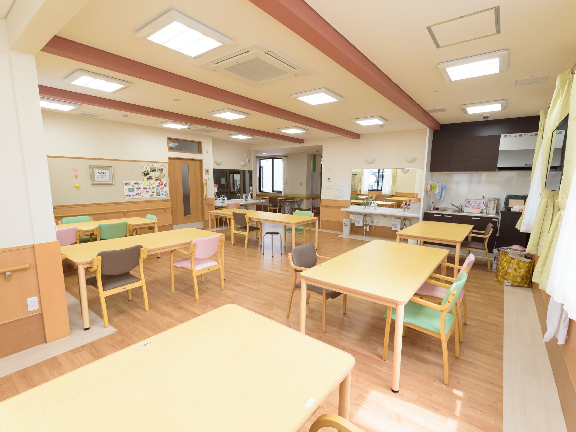 天井に埋め込み式のエアコンが設置された、１年中快適な共有スペース