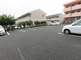 明るい介護施設の外観と駐車場
