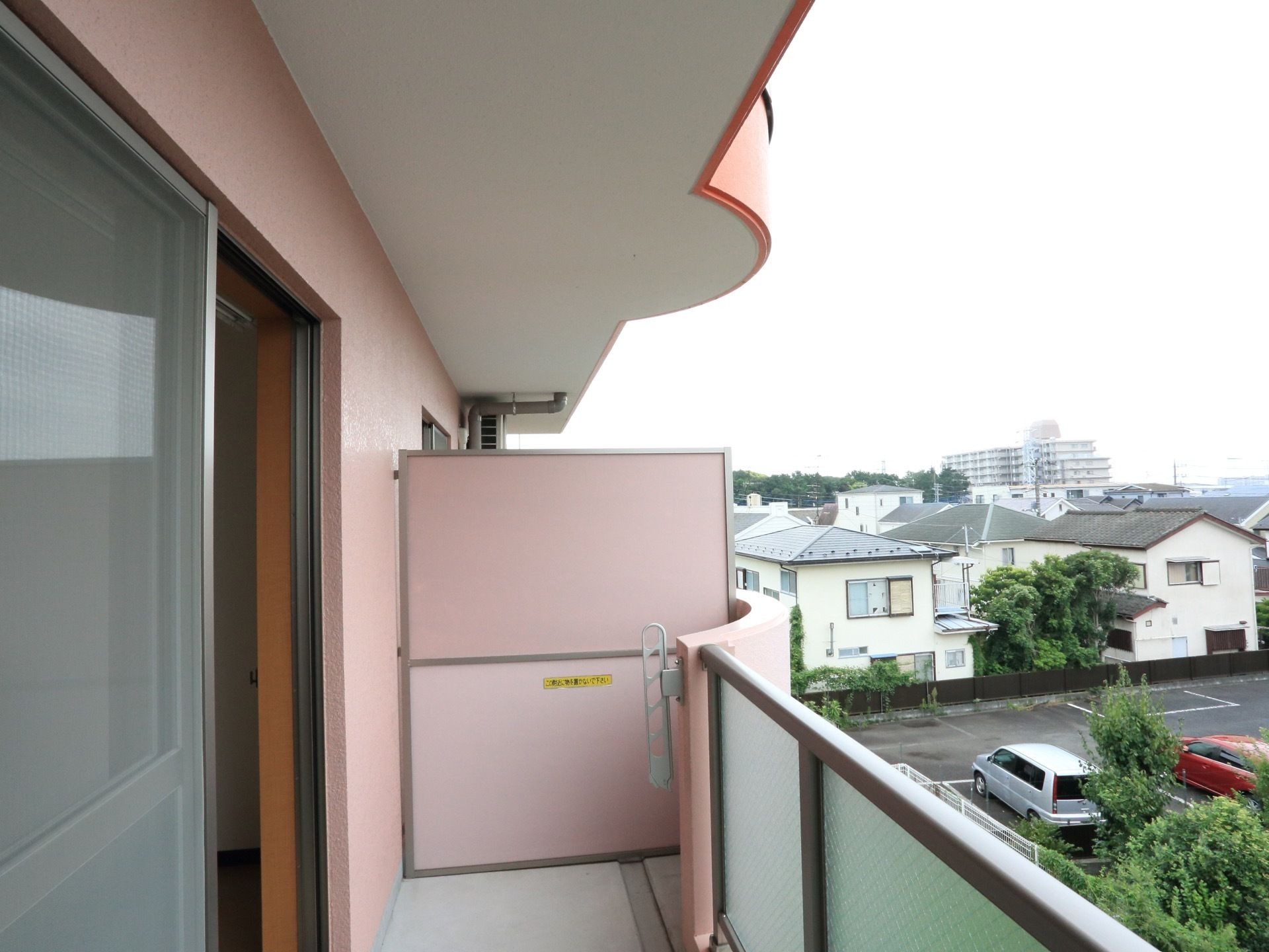 各居室にはベランダがついており、街を一望することができる。隣のベランダとの間には防災壁がついている。