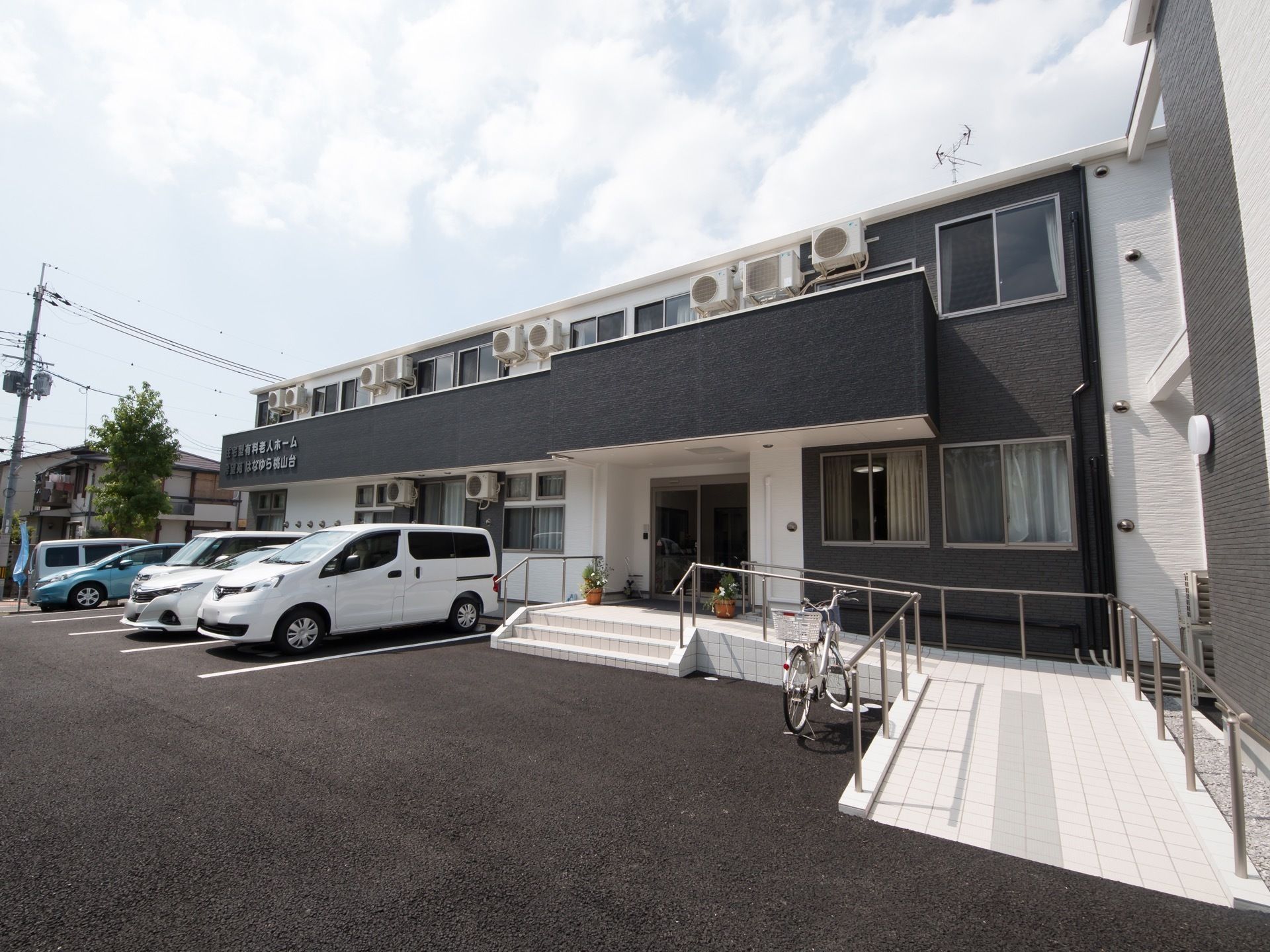 白と黒のモノトーン調の施設は、駐車場も完備されている。周りに高い建物がなく、通気、日当たりとも良好である。