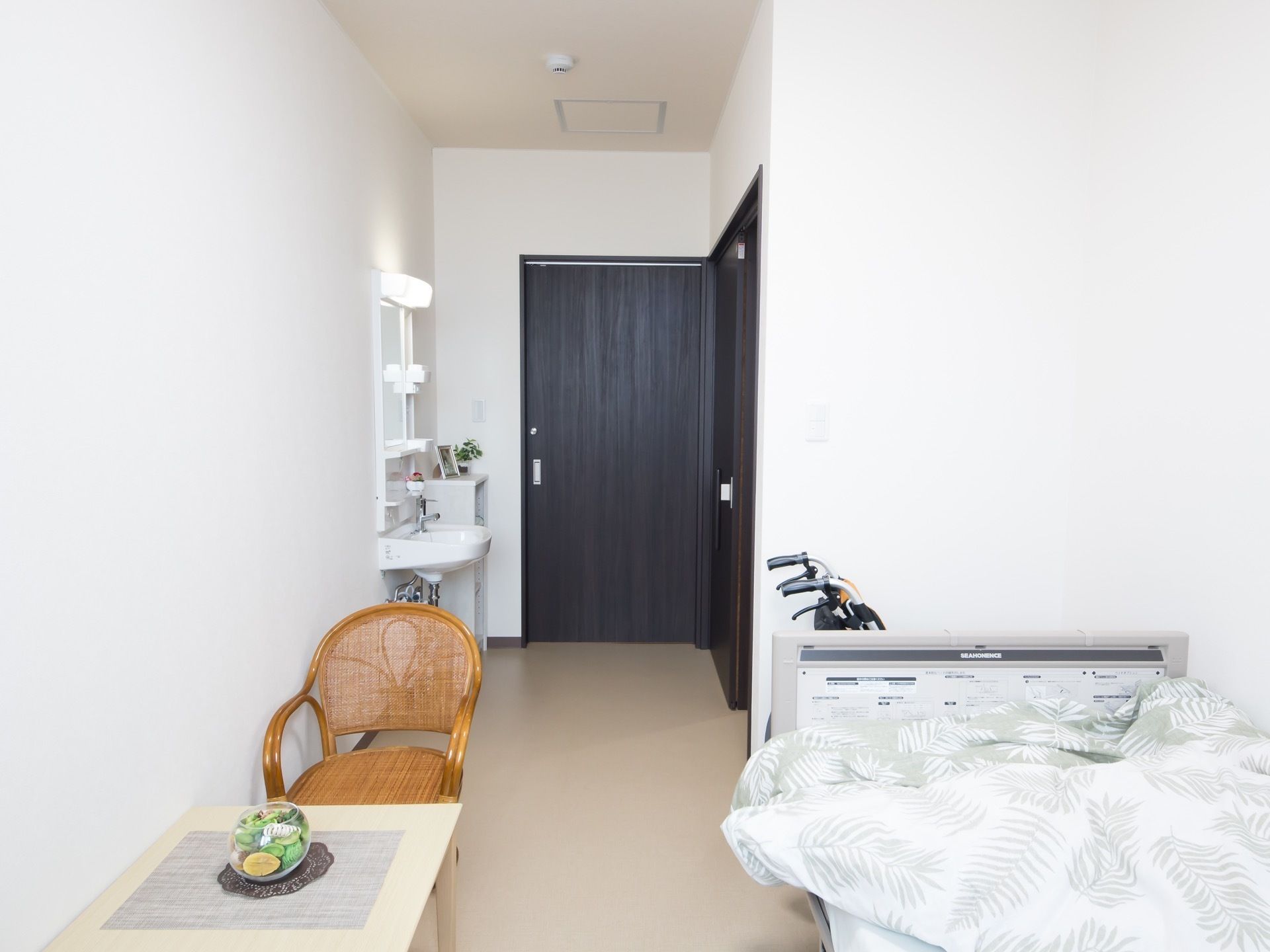 居室は完全個室になっている。電動式介護ベッド、化粧洗面台が備わっており、自然光が差し込む窓が設けられている。