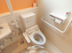 介護施設の明るいトイレ設備