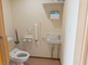 明るい廊下とトイレのある部屋