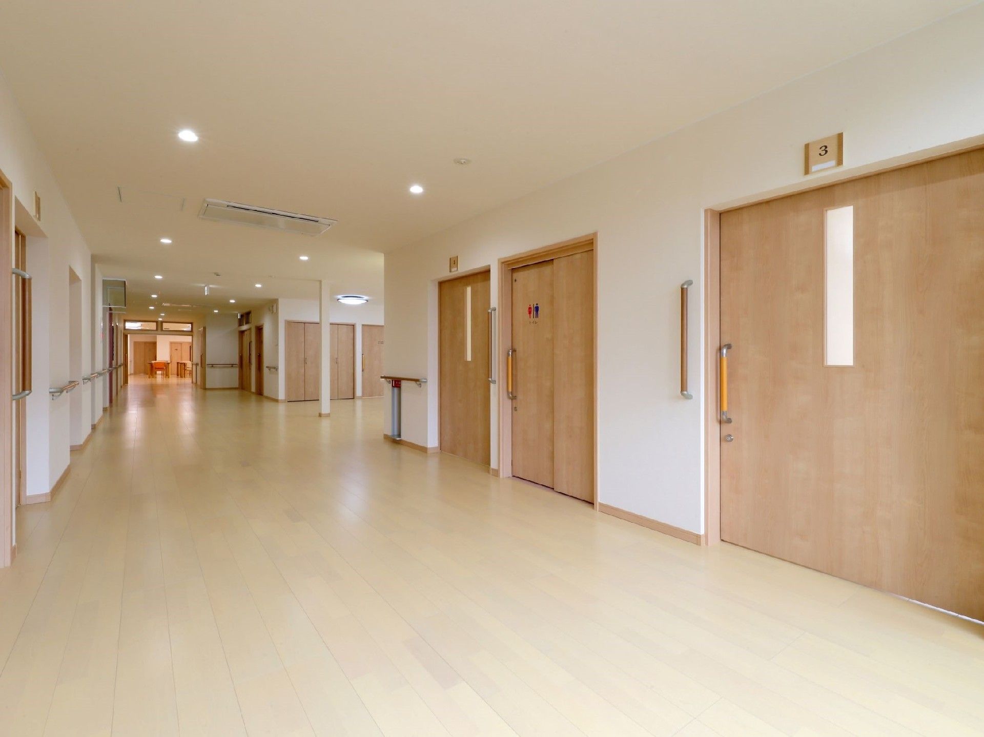 木のぬくもりが感じられる館内。廊下は幅が広く、ドアはすべて引き戸となっている。