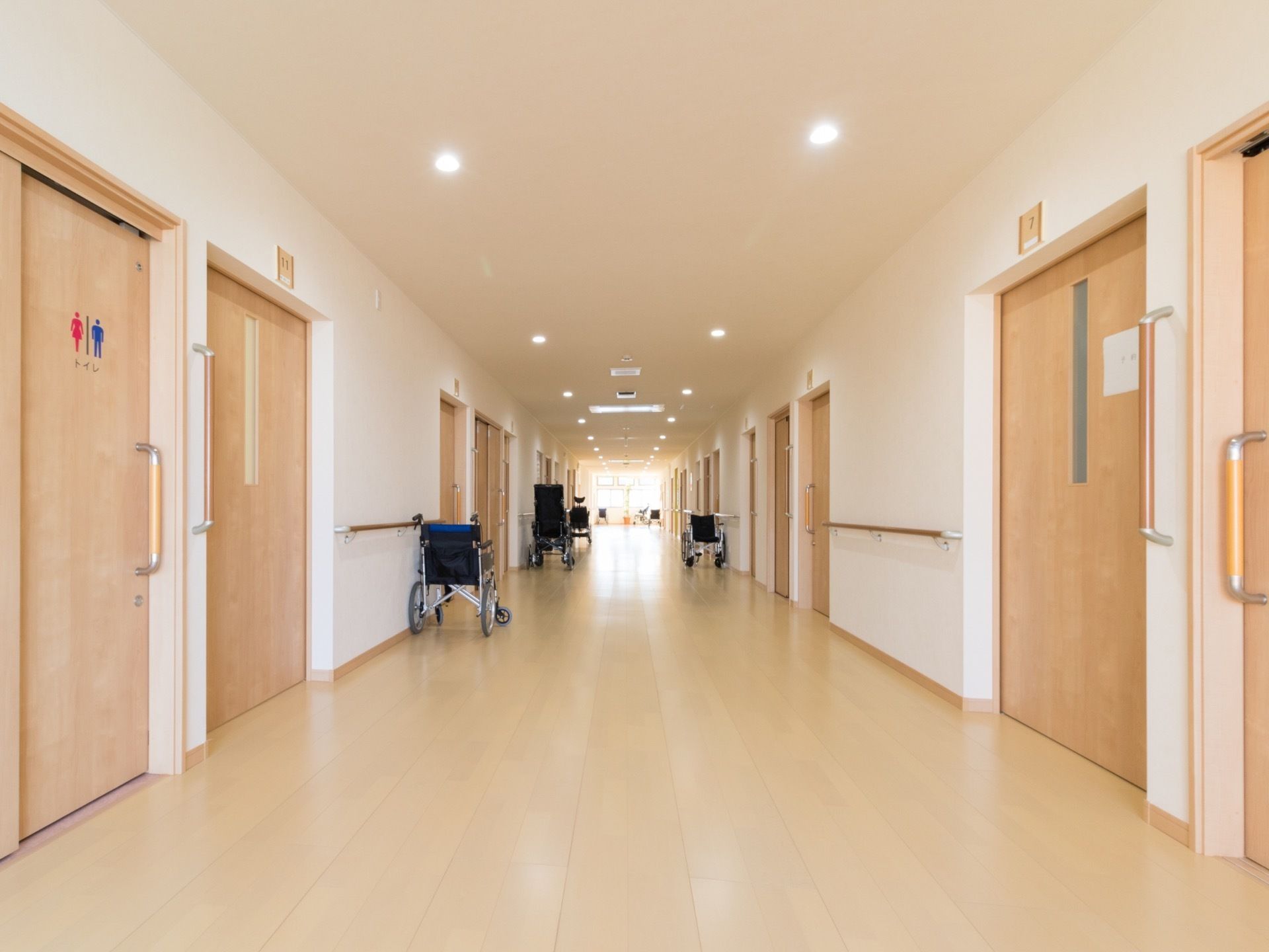 照明と白い内装で廊下は明るく利用しやすい。道幅が広々としているので、車椅子をご利用の方同士でもすれ違いがスムーズに行える。