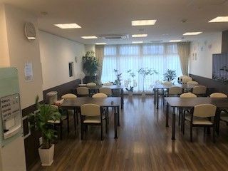 ４人掛けのテーブルが複数設置された食堂はフローリングで段差がない造り。観葉植物が多く、明るい雰囲気。