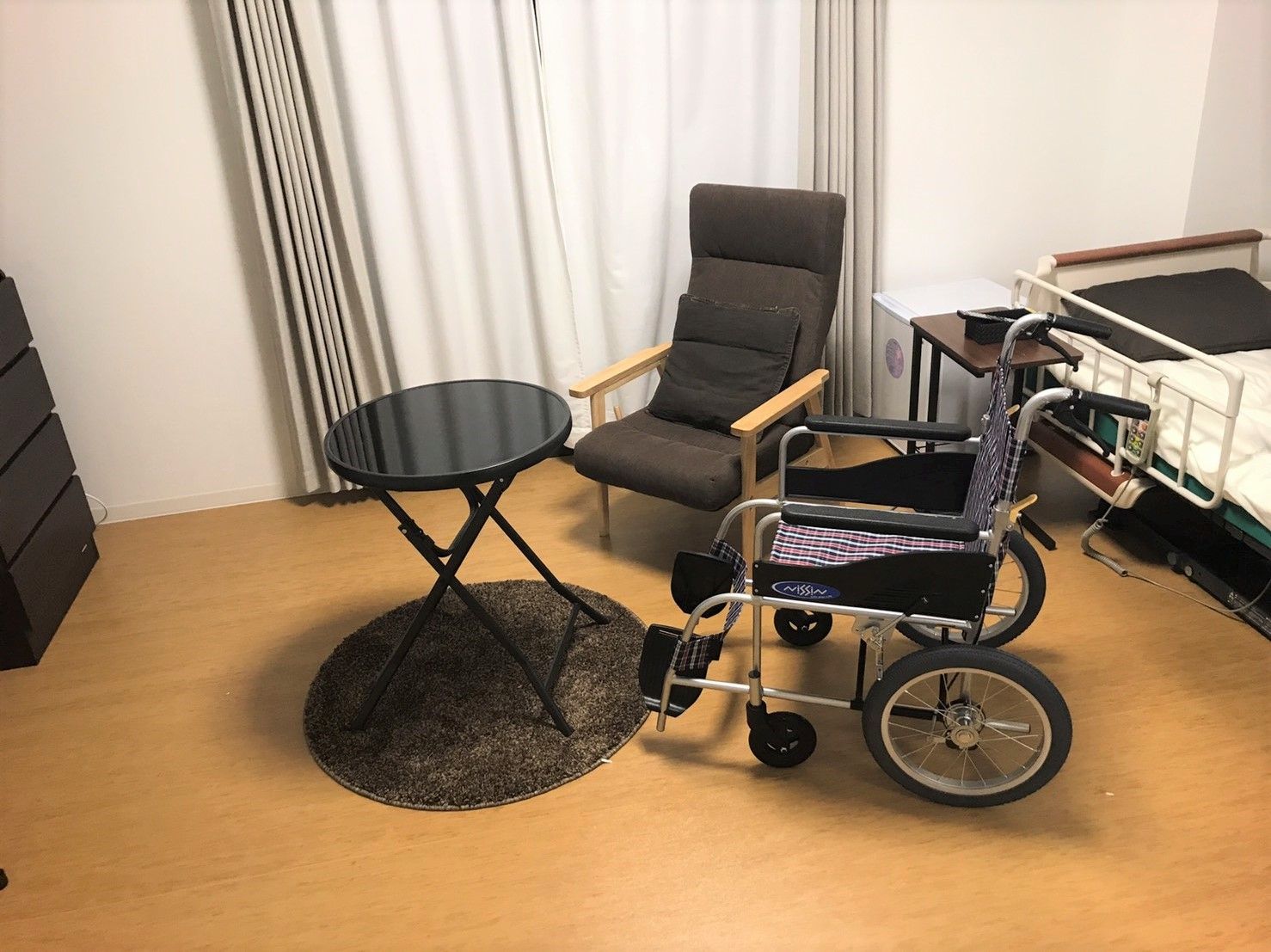 居室はフローリングで車いすにもやさしい造り。ベッドやいすなど自由に持ち込むことができる。