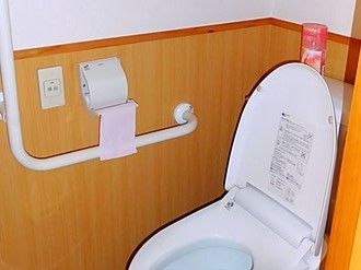 トイレに手すりが取り付けられている様子。高齢者用のトイレの写真