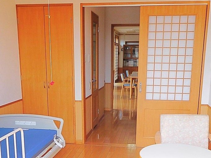 引き戸が取り付けられている部屋の一角。ベッドやいすが置いてあるのが分かる