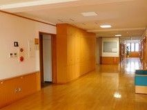オールバリアフリーの廊下の様子。施設内の共有スペース