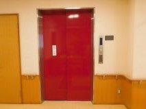 赤い扉が取り付けられているエレベーター。施設内にある設備の様子