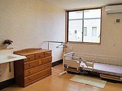 洗面所やエアコンが完備されている居室にはベッドや収納家具なども設置されている。