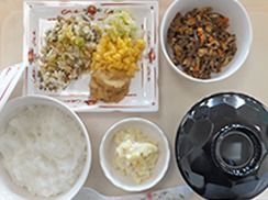 柔らかくたかれたご飯と吸い物、おかずはそれぞれ刻んだ状態で器に盛られている。