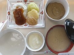 ペースト状の食事例。汁物はとろみが付けられている。